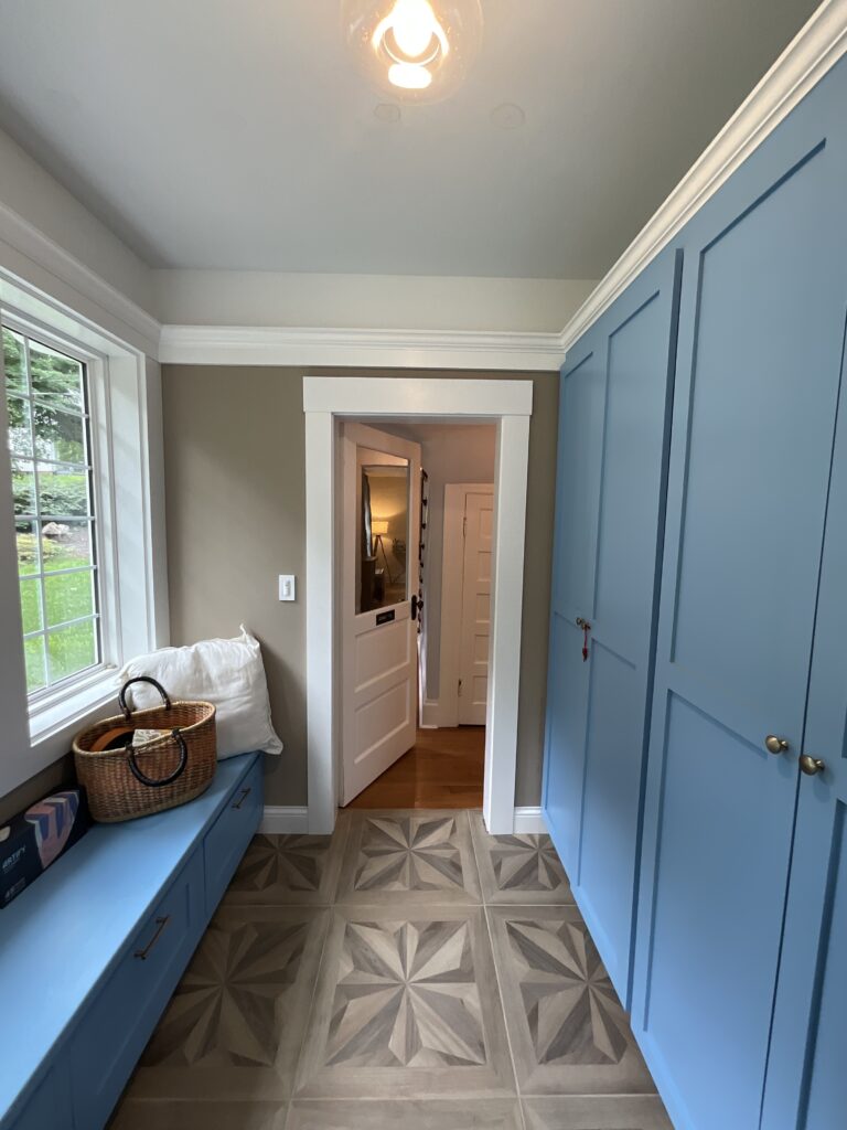 mudroom before renovation